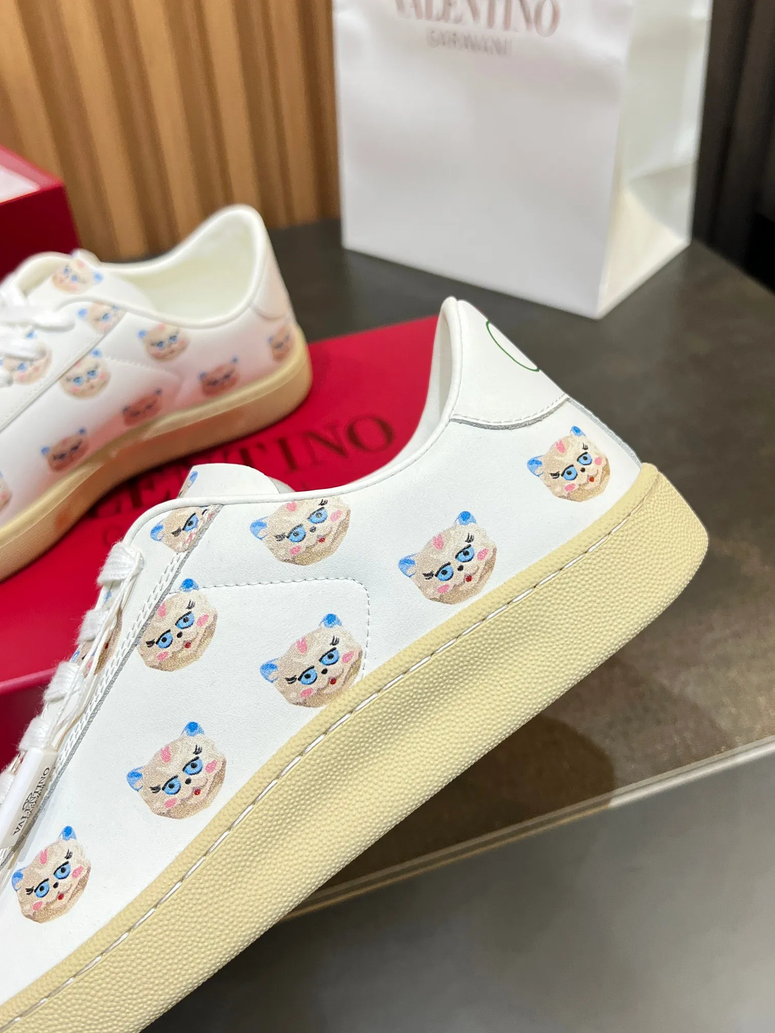 [Valentino] P: 640💰 Couple style, size: women 35-40▪️men 39-44 (45. Customized) Valentino VLTN casual shoes 2025 latest moral training shoes I can't put it down. Seiko details of cowhide sneakers, retro fashion, simple and advanced, casual matching. 1:1 restoration! Top luxury masterpiece, lace-up design, soft and comfortable imported calfskin brings excellent and elegant texture and excellent foot comfort. Top purchasing version upper: imported calfskin surface/original oil edge process + printing process. Inner lining: water-dyed cowhide lining. Outsole: original development 𝐓𝐏𝐔 two-color combination outsole. Packaging: full package with original configuration.